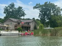 Crooked Lake, Angola, in, Waterfront Retreat - Dock, Fire Pit, Sleeps 12 - 4 tähden
