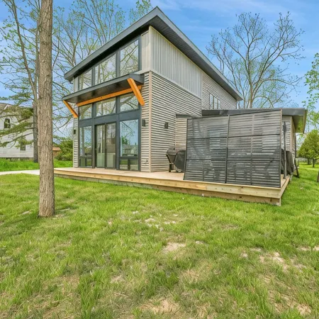 The Modern Glass Haus - Main St - DT Port Sanilac, walkable, hot tub open!