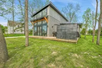 The Modern Glass Haus - Main St - DT Port Sanilac, walkable, hot tub open!