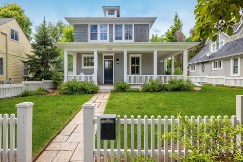 Chic Home with Stunning Patio, 5-min drive to Downtown - 방갈로