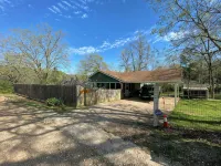 Lakehouse Lilypad with Boats and Game Room, Sleeps 9, 3k sq ft Home, Large Yard - Family
