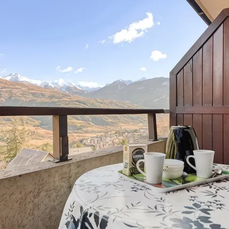 Mountain-view apartment sleeps 6