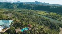 Amazing mountain top home with stunning views! Hotels in 