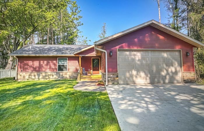 Brand New 3-bedroom cottage with WiFi and AC in enchanting Downtown Eagle River
