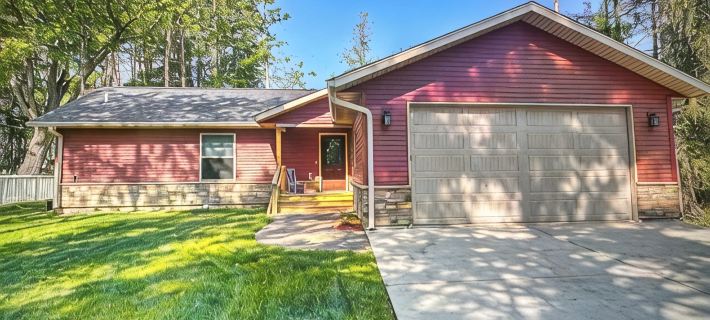 Brand New 3-bedroom cottage with WiFi and AC in enchanting Downtown Eagle River Hotels in Vilas County