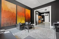 Spacious Luxury Black Downtown Apartment - Minutes from WEC! - Wifi