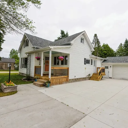 Colorful & Fun 3br/2ba GEM in East Tawas - Close to Sand, Shops, and Sunrises!