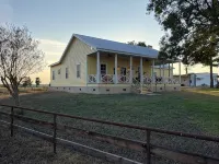 Gruenfelden Farms-1860's restored farmhouse- hilltop views; 10 min to Round Top; - Homestays