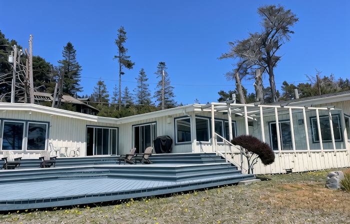 Pelican Point -- Oceanfront Blufftop on 1 Acre, Hot Tub, Dog Friendly!