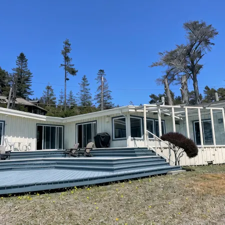 Pelican Point -- Oceanfront Blufftop on 1 Acre, Hot Tub, Dog Friendly!