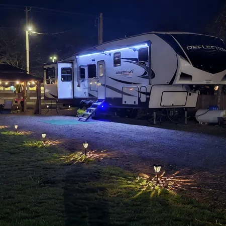 Luxurious 37' 5th Wheel. Enjoy all the fun of Glamping