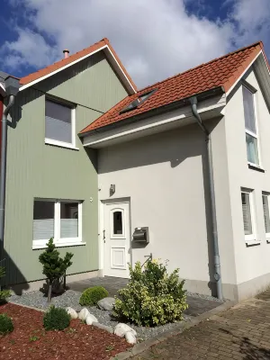 200 m vom Yachthafen Entfernt Ansprechendes 5 Zi. Ferienhaus mit 3 Schlafzimmern