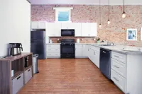 Loft in the Zoo • Premium downtown apartment!