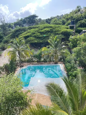 Dive in to our pool and feel the breeze at Mbibo House in the Shela sand dunes Hoteles en 