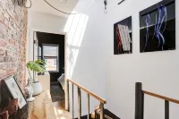 Unique renovated townhouse with private backyard - บังกะโล