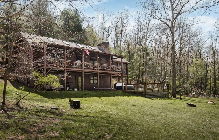Hidden Cabin Retreat with Hot Tub in Lost City, WV