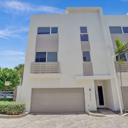 Amazing Beach Location w/Pool, Spa & Gym! Modern & Spacious Family Home.