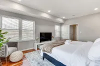 Townhouse - Urban Living with Rooftop Deck!