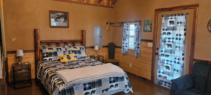 The Honey Hut next to Big South Fork NRRA with AC, wifi, and horse stalls. Hotels in Scott County