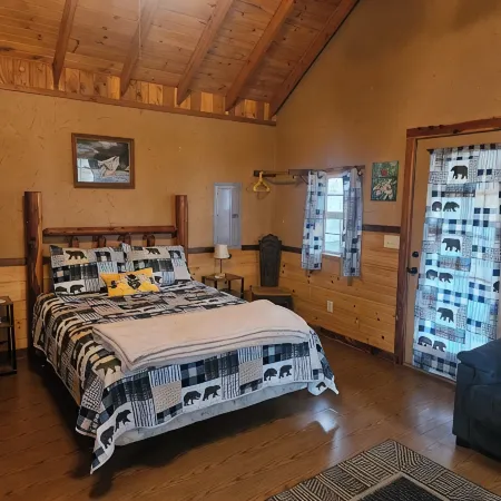 The Honey Hut next to Big South Fork NRRA with AC, wifi, and horse stalls.
