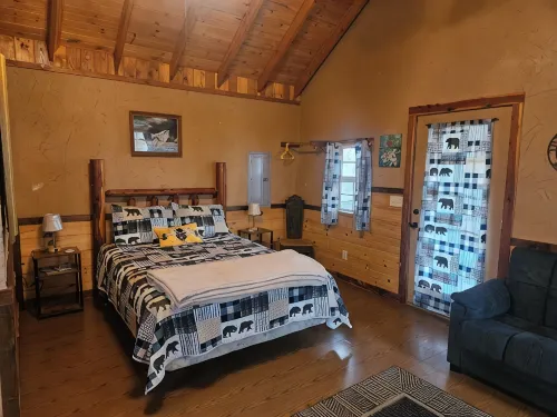 The Honey Hut next to Big South Fork NRRA with AC, wifi, and horse stalls.