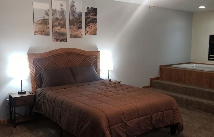 Private Downtown Apt, King Bed, Jet Bath, Fireplace, Grill, near Indiana Dunes
