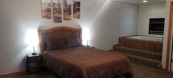 Private Downtown Apt, King Bed, Jet Bath, Fireplace, Grill, near Indiana Dunes Hotels in Porter County