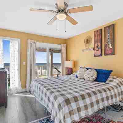 Ocean Front Property - Steps to the Beach with Spring specials Rooms