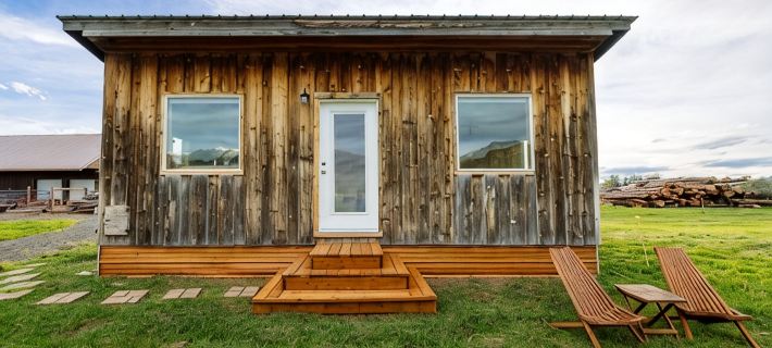 Off-grid tiny home farm stay with incredible mountain views! Hotels in Madison County