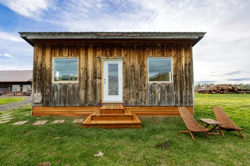 Off-grid tiny home farm stay with incredible mountain views! - 4-stjärniga