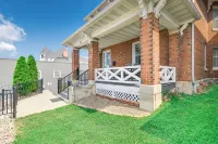 The Big House, Historic 4-Bedroom Home With Custom Art And Dedicated Workspace - Homestays
