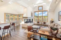 Spectacular Summer Retreat! Lux Home 4Br+Loft/4.5BTH; Hot Tub,Deck;Amazing Views - Wifi