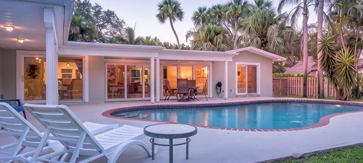 5 Min Walk - Golf Cart Included - Central Beach - House w Large Backyard & Pool Hotels in Vero Beach