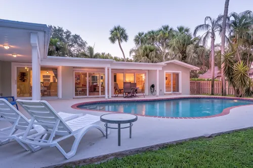 5 Min Walk - Golf Cart Included - Central Beach - House w Large Backyard & Pool - 4-Star