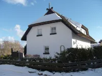 Unique Thatched Cottage with a Private Garden and Parking, Including Utilities and Laundry Service - Wifi