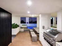 BEACH  Luxury Upmarket 2B 2B unit, OCEAN VIEWS!  250m to BUDDINA BEACH! Hotels in Buddina