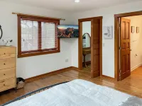 3-Br Oak Bluffs Retreat Near Towns & Beaches