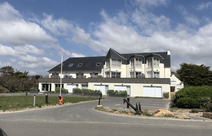n ° 7 located on the seafront, SOUTH direct access to the beach