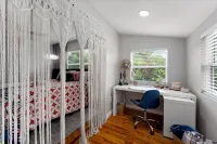 Romantic Getaway: Private Hot Tub & Honeymoon Suite Steps from the Beach - 4성급