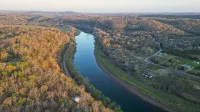 RIVER VIEW Cliff Dome Glamping @ White River, minutes to fishing, hikes!
