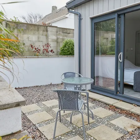 Trevone, Padstow-Modern Apartment minutes from sandy beach and SW coast path