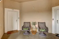 Walk to Beach. Pool, Hot Tub, Balcony, NEWER Furniture - 4-Star