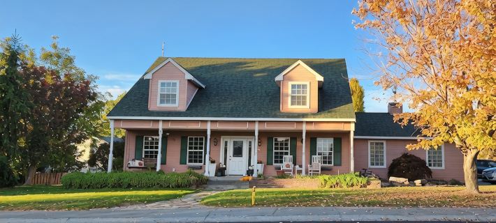 Alegria!  Five Bedroom Colonial Style Home Conveniently Located! Pet Friendly! Hotels in Moses Lake