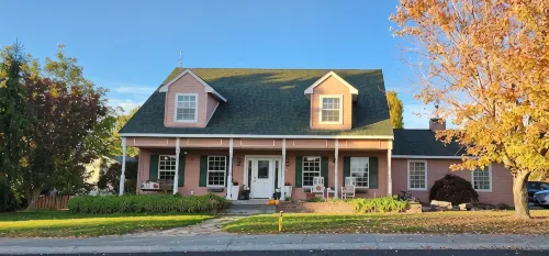 Alegria!  Five Bedroom Colonial Style Home Conveniently Located! Pet Friendly!