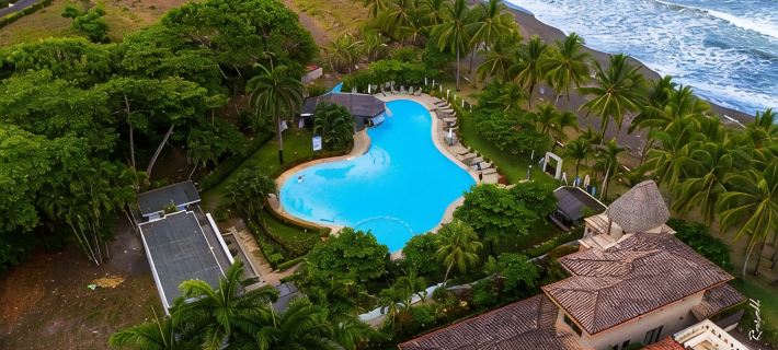 Steps from beach with private pool, rooftop terrace & swim up bar beach club! プラヤ・エルモサのホテル