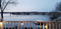 LAKE TIME @ THIS SPACIOUS HOUSE ON THE WATER + BOAT+SWIM+RELAX+GREAT AMMENITIES - Homestays