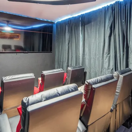 Luxe Oasis! Heated Pool, Spa, Theater, Game room, Sauna & Gym!
