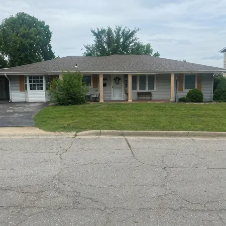 Peaceful/Spacious Downtown home Branson near Lake Taneycomo w/great amenities