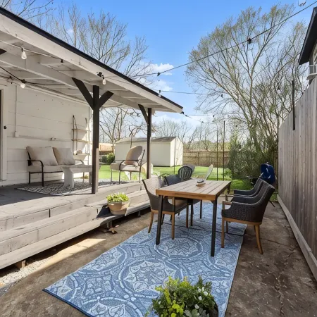 Charming Cottage in Old Town Tomball -walk to shopping and restaurants Отели в г. Томбал