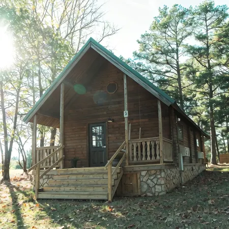 2 Lakeside : Charming 2-bedroom cabin with AC, WiFi in welcoming Solgohachia